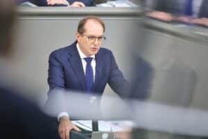 Alexander Dobrindt diskutiert europäische Softwarewahl für Sicherheitsbehörden und technologische Souveränität.