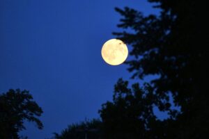 Vollmond über der Erde, symbolisiert europäische Unabhängigkeit in der Raumfahrt und Exploration.