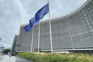 EU-Fahnen im Hintergrund mit einem Symbol für digitale Sicherheit und illegalen Online-Handel.