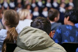 Kinder essen gesundes Obst und Gemüse in einer Schule, gefördert durch EU-Schulprogramm.