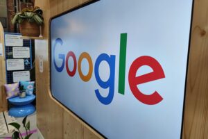 EU-Logo und Google-Logo: Rekordstrafe wegen Digitalgesetz-Verstoßes gegen Google.