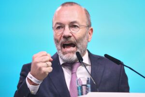 Manfred Weber bei einer Rede über europäische Verteidigung und nukleare Fähigkeiten im Parlament.