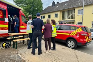 Evakuierte Wohnhäuser, Feuerwehr und THW bei Deckeneinsturz in Heiligenhaus, Sicherheitstests im Gange.