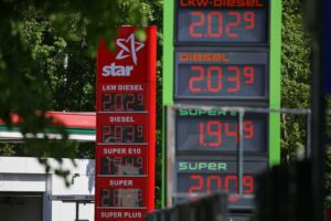 Tankstelle mit Preisanzeigern, die steigende Kraftstoffpreise in Deutschland im Jahr 2026 zeigen.