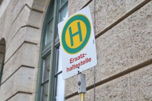 Ersatzhaltestelle mit Bussen während Stadtbahn-Sperrung in Hannover aufgrund von Bauarbeiten.
