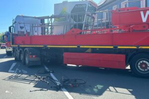 Unfall zwischen Fahrradfahrer und LKW auf Mittelstraße in Sprockhövel, Feuerwehr im Einsatz.