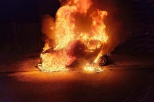 Feuerwehrlöscharbeiten an brennendem Pkw in Altencelle, Einsatzkräfte unter Atemschutz aktiv.
