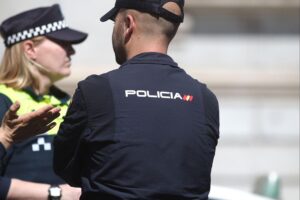Festnahme eines Betrügers auf Mallorca, mit Fokus auf Cybercrime und Fakeshops.