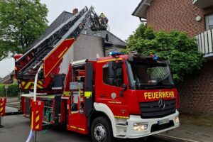 Feuerwehr löscht Brand in Mehrfamilienhaus, Balkon und angrenzendes Zimmer betroffen.