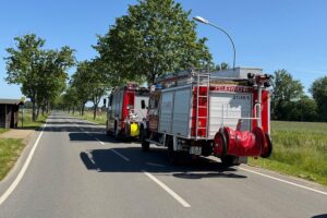 Einsatzfahrzeuge der Feuerwehr bei Unfällen und Pfützenbeseitigung auf Straßen in Flotwedel.