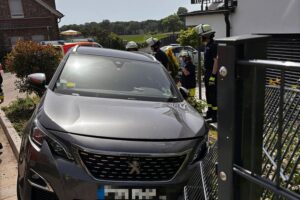 Feuerwehr im Einsatz: Ölspuren beseitigen und verunfalltes Fahrzeug freigeben.