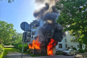 Feuerwehr löscht Brand in Konstanz: Einsatzkräfte bekämpfen Flammen, verhindern Hausbrand und prüfen Wohnungen.