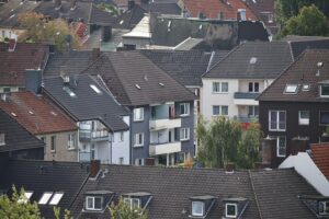 Nachbarschaft in Deutschland: Dachlandschaft mit freundlichen Nachbarn, Symbol für gemeinschaftliches Leben.
