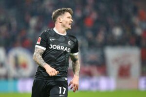 Freiburg-Spieler jubelt nach Tor, feiert den Einzug ins Europa-League-Finale im Stadion.