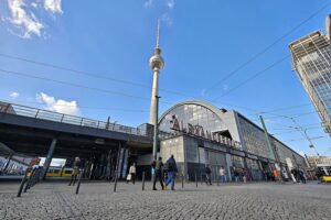 Polizei ergreift Maßnahmen nach Körperverletzung auf Alexanderplatz: mehrere Festnahmen, aggressive Begleiter.