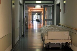Oliver Blatt spricht in Krankenhausumgebung über Pflegeversicherung und notwendige Finanzhilfe für Pflegeheime.