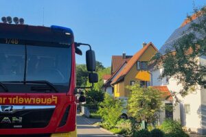 Einsatzfahrzeuge der Feuerwehr und Rettungskräfte bei Gasaustritt aus Flüssiggastank in Radolfzell.
