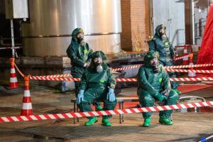 Feuerwehr im Einsatz gegen Gefahrgutaustritt auf Milchbetriebsgelände; Sicherheit stets gewährleistet.