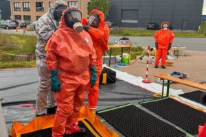 Feuerwehr im Einsatz: Gefahrgutunfall mit Unkrautpestizid im Gewerbegebiet Grüppenbühren.