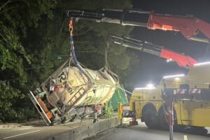Einsatzkräfte der Feuerwehr bei Gefahrgutunfall, Lkw-Bergung auf Bundesstraße 224, viele Helfer.
