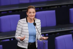 Judith Gerlach bei einer Pressekonferenz zu Gesundheitsreformen und Krankenhausfinanzierung in Bayern.