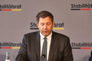 Lars Klingbeil diskutiert Gesundheitsreform und Kritik der Ärzte in Hannover am Deutschen Ärztetag.