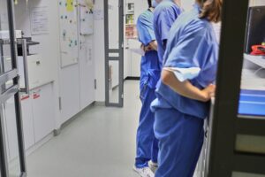 Medizinisches Personal im Krankenhaus, Symbol für Wachstumsdaten der Gesundheitswirtschaft in Nordrhein-Westfalen.