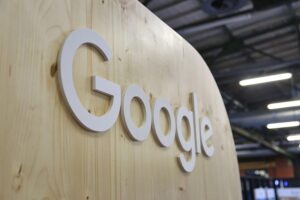 Google-Logo, Apples Siri, Cloud-Technologie, Zusammenarbeit, KI-Entwicklung, Infrastruktur, Innovation, Technologiepartnerschaft.