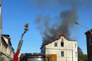 Dachstuhlbrand, Feuerwehr im Einsatz, Rauchentwicklung, verletzt, Nachlöscharbeiten, Uetersen, Einsatzkräfte.