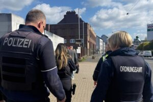 Behörden kontrollieren Problemimmobilien: Mängel, Schimmel, fehlende Sicherheit, illegaler Betrieb prominent dargestellt.