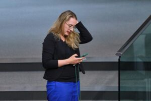 Politiker von Grünen, SPD und Linken ziehen sich von Plattform X wegen Desinformation zurück.
