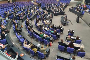 Grünen-Fraktion im Bundestag, Diskussion über Diätenerhöhungen, politische Debatte, Gesetzesinitiative sichtbar.