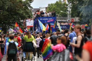 Bunte Parade zum Christopher Street Day, die Vielfalt und den Schutz der Teilnehmenden feiert.