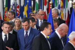 Europäische Politiker diskutieren Sicherheitsstrategien zur Reaktion auf US-Truppenabzug aus Deutschland.