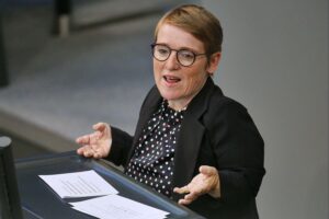 Simone Fischer spricht im Bundestag über Pflegereform und Ungerechtigkeiten bei Beitragslasten.
