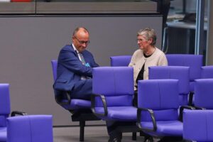 Friedrich Merz und Britta Haßelmann während eines politischen Gesprächs zur schwarz-grünen Koalition.