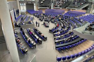Bundestag, Sitzung, Abgeordnete, Diskussion über Diätenerhöhung, politische Debatte, Krisensituation, Verzicht.