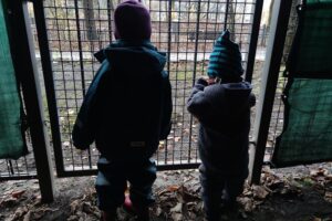 Kinder hinter einem Gitter, Symbol für Bildungs- und Chancenungleichheit in Deutschland.