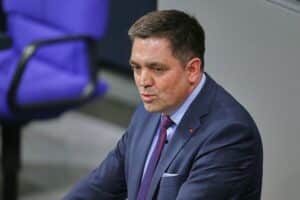 Malte Kaufmann, AfD-Kandidat, umgeben von Bundestagsabgeordneten, diskutiert über Wirtschaftsausschusswahl.