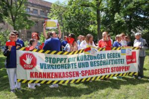Verdi-Proteste mit Menschenmengen, Transparenten und Plakaten vor dem Kanzleramt in Berlin.