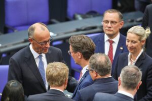 Friedrich Merz und Hendrik Wüst diskutieren über politische Zusammenarbeit und Kanzlertausch in Deutschland.