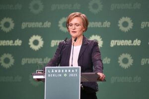 Franziska Brantner kritisiert Bundesregierung und fordert Zusammenarbeit für zukunftsorientierte Reformen.