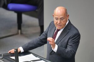 Gregor Gysi diskutiert politische Zukunft und Unvereinbarkeitsbeschluss der Union gegenüber der Linken.