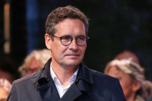 Drei Oberbürgermeister diskutieren Finanzfragen der Städte in Magdeburg, wichtige Verantwortung für Infrastruktur.