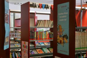 Kinder lesen Bücher, die den Übergang von Kita zur Grundschule thematisieren, mit Freude.