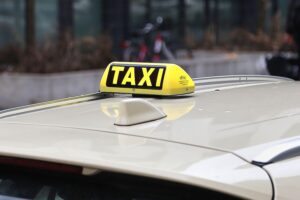 Eine Umgebung mit modernen, emissionsfreien Taxis in Hamburg, symbolisiert durch elektrische Fahrzeuge.