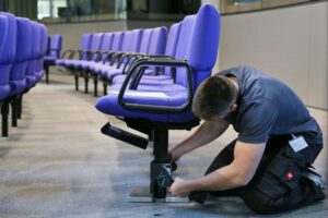 Bild: Baustelle im Bundestag mit Handwerkern und modernen Werkzeugen, die berufliche Bildung symbolisieren.