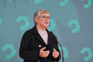 Britta Haßelmann kritisiert Kanzler Merz und fordert deutlichere Maßnahmen für die Koalition.