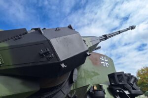Flugabwehrkanonenpanzer Gepard symbolisiert Deutschlands militärische Beschaffungsproblematik und Kostensteigerungen.