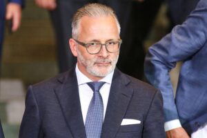 Carsten Knobel diskutiert mögliche Preiserhöhungen aufgrund steigender Materialkosten bei Henkel.